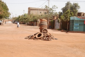 Un rond point de pneus à Ouagadougou 